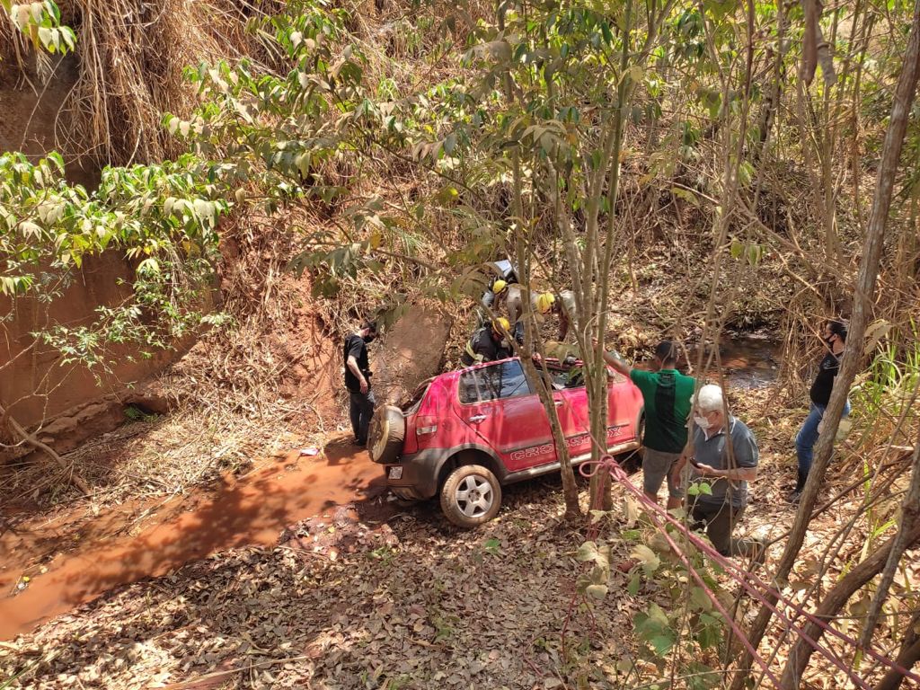 Motorista morre após carro cair de ponte de aproximadamente 10 metros, em Goianésia