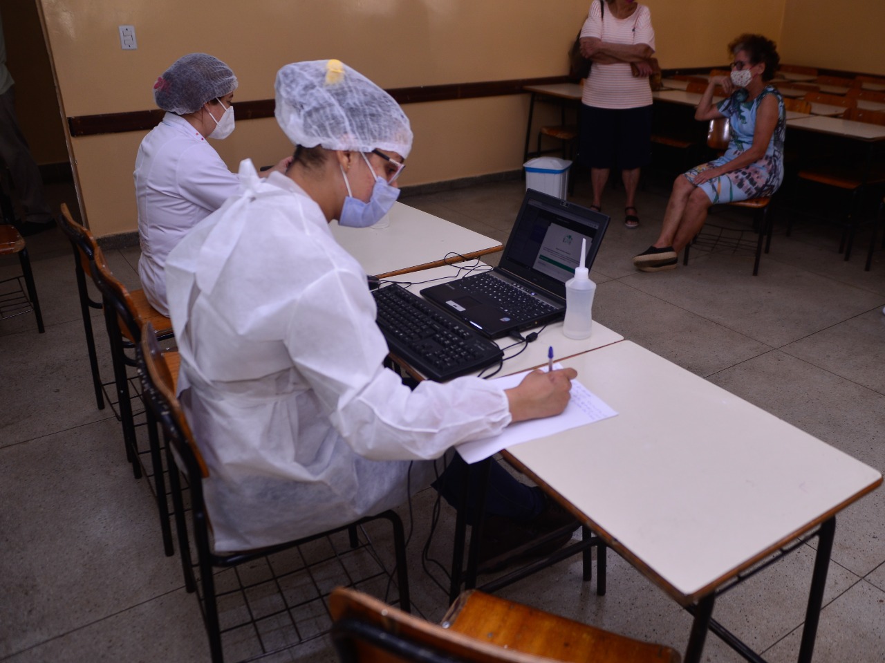 Goiânia continua a vacinação contra Covid nesta quinta. Atendimentos ocorrem até às 17h, em 29 locais, por agendamento ou demanda espontânea. (Foto: Jucimar de Sousa/Mais Goiás)