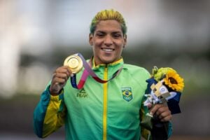 Ana Marcela, da maratona aquática, com a medalha de ouro de Tóquio