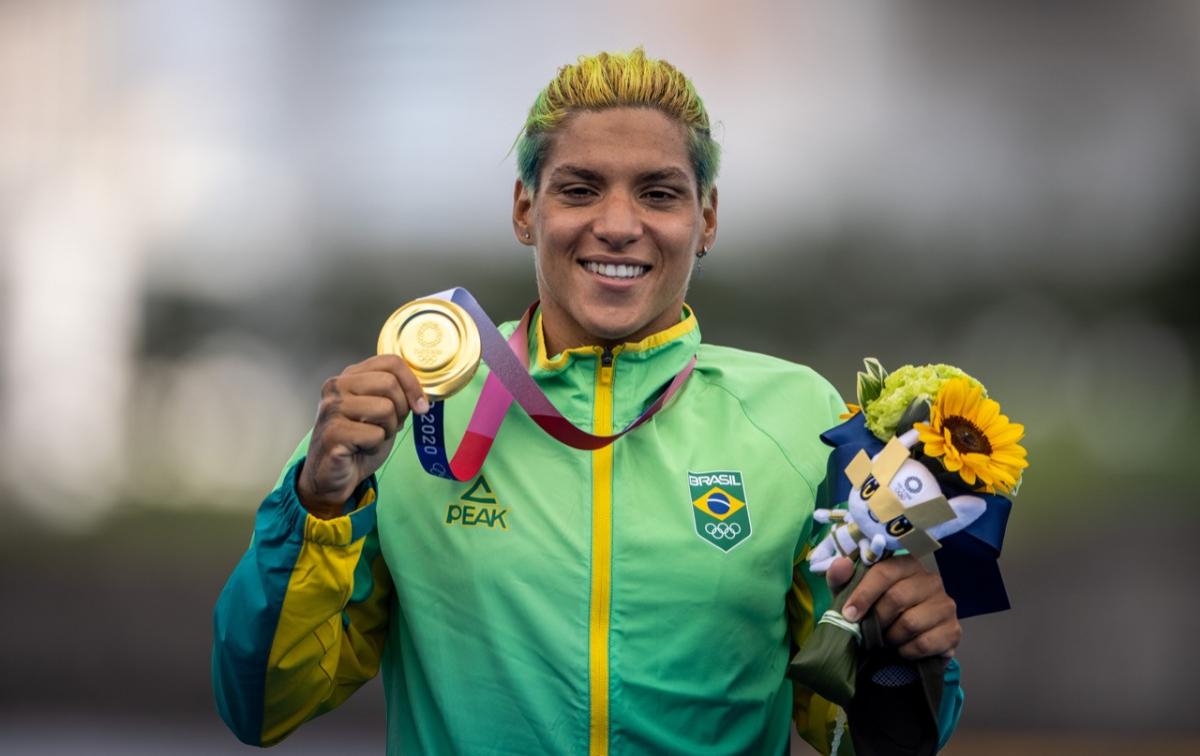 Ana Marcela, da maratona aquática, com a medalha de ouro de Tóquio