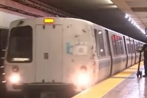 Guia de cão fica presa em porta e mulher morre arrastada por trem, nos EUA