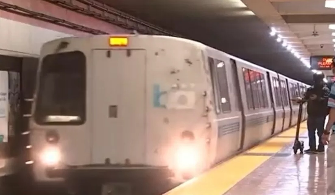 Guia de cão fica presa em porta e mulher morre arrastada por trem, nos EUA