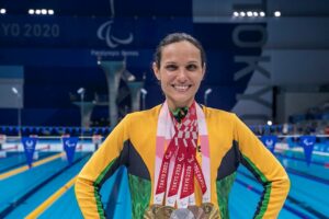 Carol Santiago exibe suas medalhas conquistadas no Centro Aquático de Tóquio