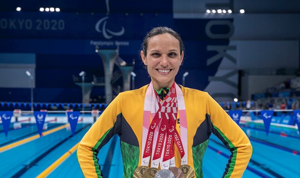Carol Santiago exibe suas medalhas conquistadas no Centro Aquático de Tóquio