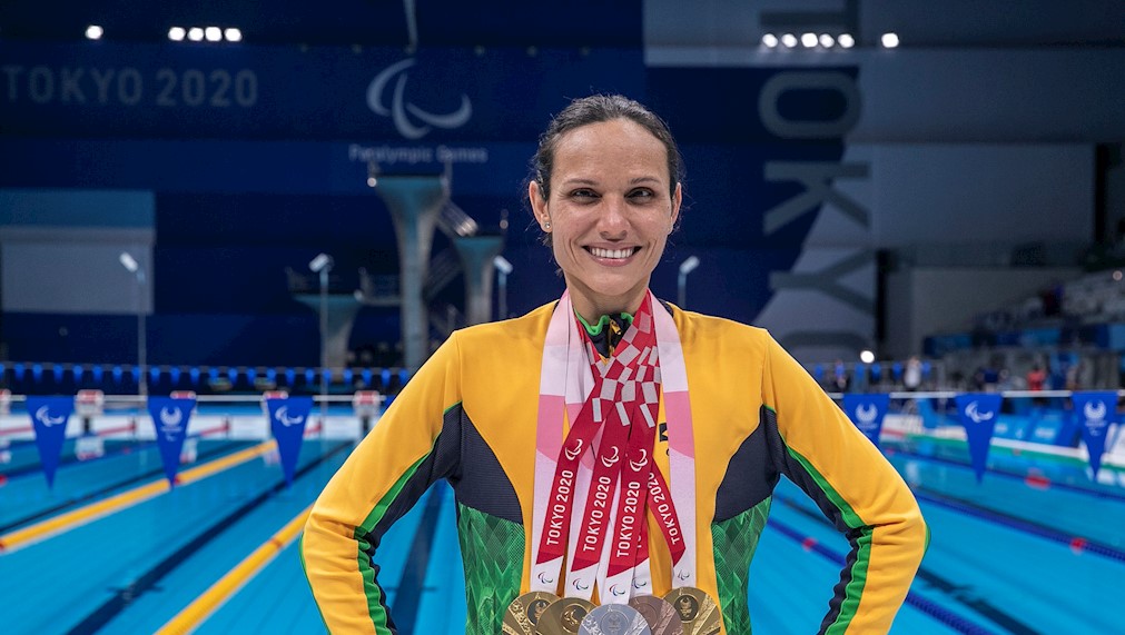 Carol Santiago exibe suas medalhas conquistadas no Centro Aquático de Tóquio