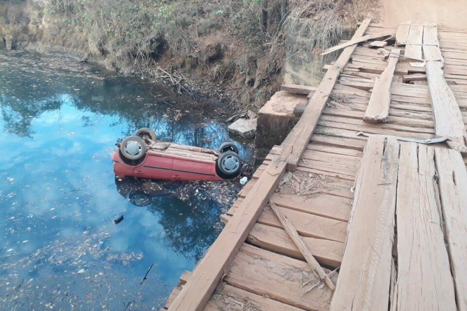 Automóvel parcialmente sumerso - Queda de carro em riacho deixa 6 mortos em Luziânia. Veículo ficou parte submerso, com rodas para cima. Adolescentes estão entre as vítimas