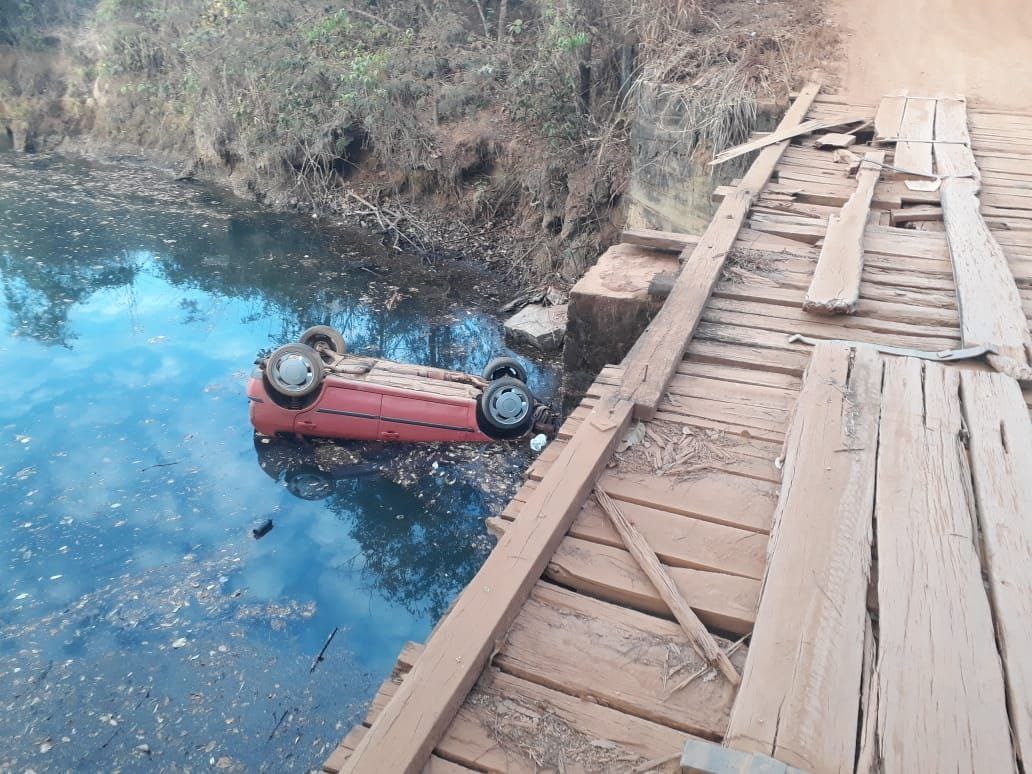 Automóvel parcialmente sumerso - Queda de carro em riacho deixa 6 mortos em Luziânia. Veículo ficou parte submerso, com rodas para cima. Adolescentes estão entre as vítimas