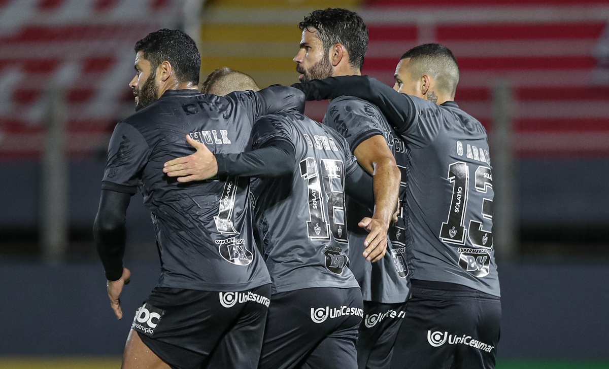 Jogadores do Atlético-MG comemoram gol de Diego Costa