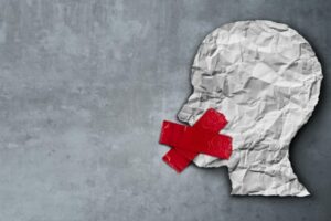 Figura humana com boca tapada por censura - A OAB manifestou apoio ao Mais Goiás contra ataques de bolsonaristas e aponta que a suspensão da conta agride a liberdade de imprensa