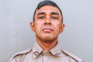 Confundido com criminoso, PM baiano é morto por engano pela policia de PE - Um policial militar da Bahia fora de serviço foi morto por engano por policiais civis de Pernambuco após ser confundido com um criminoso. Joanilson da Silva Amorim, de 33 anos, morreu após ser atingido por tiros, na noite desta segunda-feira (13), em Petrolina (PE)