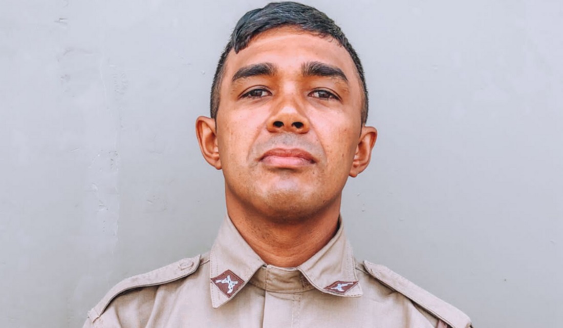 Confundido com criminoso, PM baiano é morto por engano pela policia de PE - Um policial militar da Bahia fora de serviço foi morto por engano por policiais civis de Pernambuco após ser confundido com um criminoso. Joanilson da Silva Amorim, de 33 anos, morreu após ser atingido por tiros, na noite desta segunda-feira (13), em Petrolina (PE)