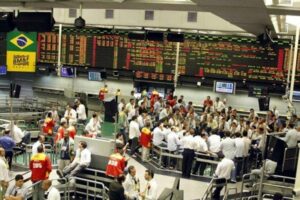 Dólar cai pela primeira vez no ano e encerra o dia vendido a R$ 5,68