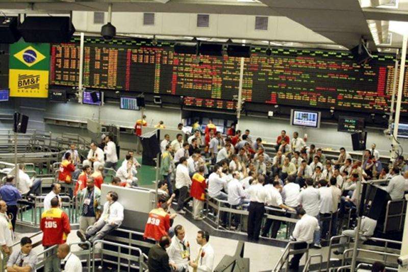 Dólar cai pela primeira vez no ano e encerra o dia vendido a R$ 5,68