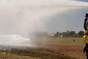 Jato que saiu da pista em Goiânia provocou pequeno incêndio
