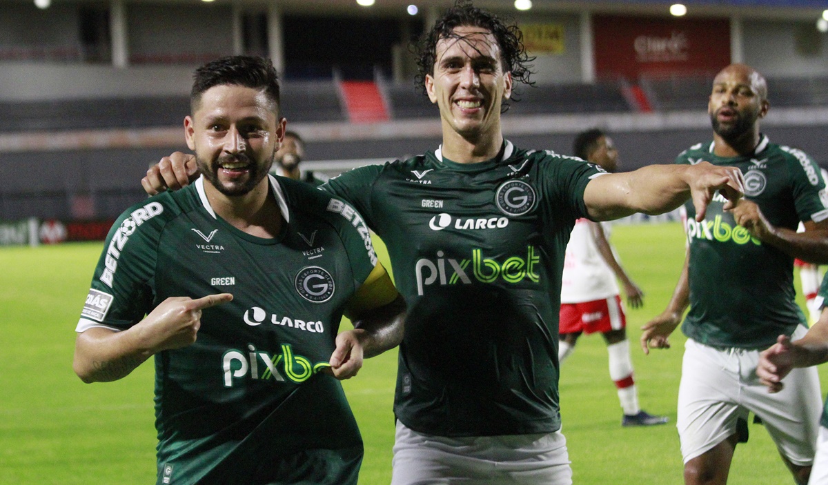 Élvis e Nicolas comemoram o gol do Goiás
