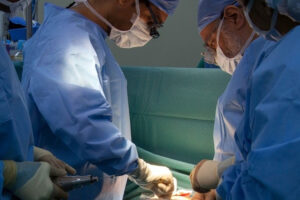 Homem com câncer de 10 kg no estômago sobrevive à cirurgia no Reino Unido