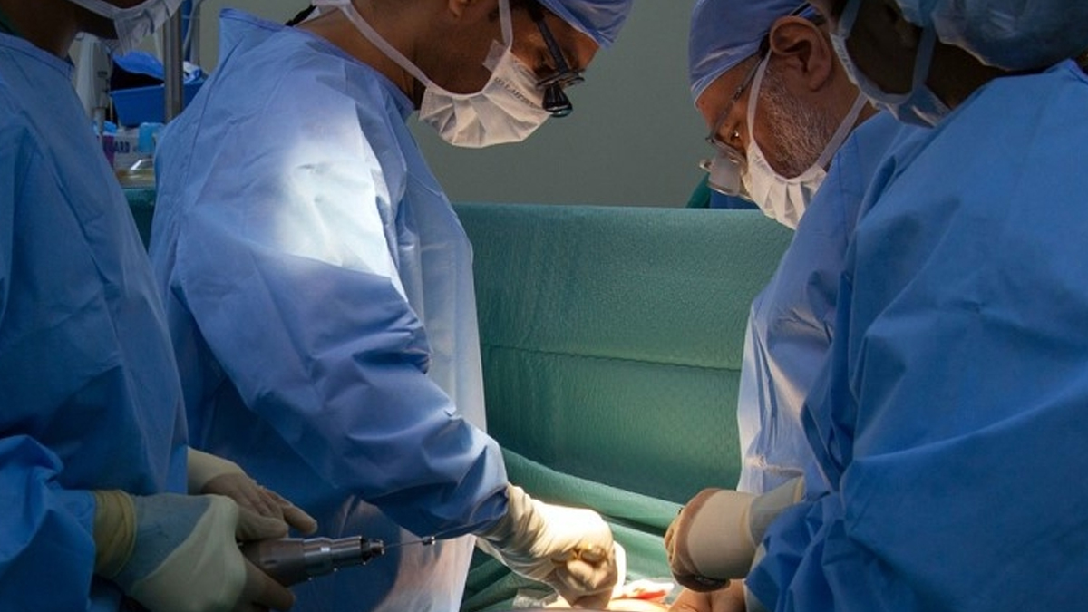 Homem com câncer de 10 kg no estômago sobrevive à cirurgia no Reino Unido