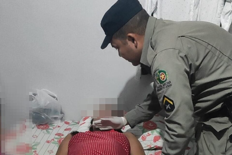 Grávida fica 40 minutos desacordada e sem mexer o corpo em Aparecida: PM a - Uma grávida, de 8 meses, ficou cerca de 40 minutos desacordada, sem mexer o corpo em Aparecida, na Região Metropolitana de Goiânia. O caso aconteceu na segunda-feira (6), mas foi divulgado pela Polícia Militar (PM) nesta sexta-feira (10). Os militares precisaram ir até a casa da gestante para socorrê-la. socorreu