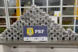 2021: Goiás bate recorde e apreende 3,4 toneladas de cocaína avaliadas em R$ 600 mi nas BRs Tabletes de droga - Pai e filho adolescente transportavam 220 kg de cocaína em um carreta bitrem. Droga seria entregue em São Paulo e é avaliada em R$ 40 milhões