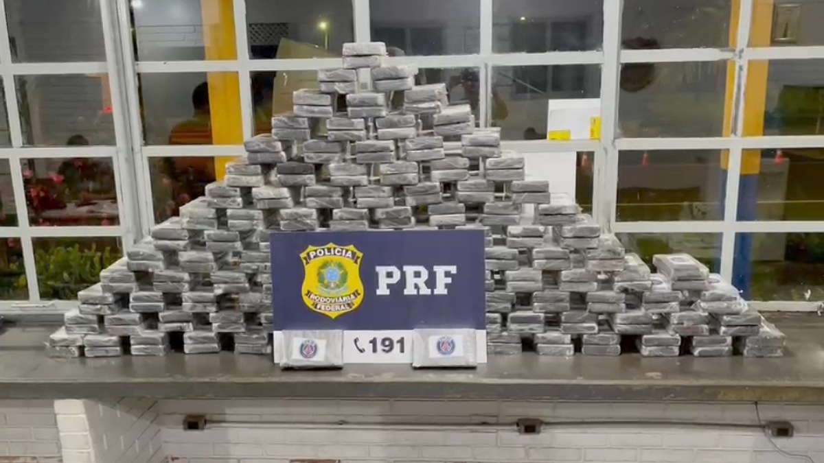 2021: Goiás bate recorde e apreende 3,4 toneladas de cocaína avaliadas em R$ 600 mi nas BRs Tabletes de droga - Pai e filho adolescente transportavam 220 kg de cocaína em um carreta bitrem. Droga seria entregue em São Paulo e é avaliada em R$ 40 milhões