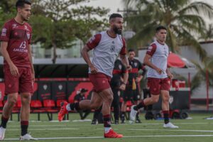 Willian Maranhão corre em treino do Atlético-GO