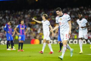 Lewandowski comemora gol contra o Barcelona