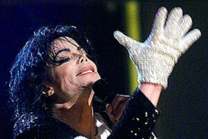 Elas foram confiscadas com outros bens do vice-presidente do país. Luvas de Michael Jackson vão pagar vacinas na Guiné Equatorial