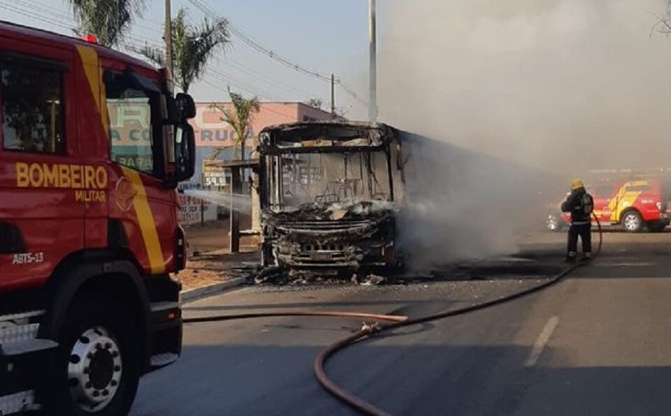 Ônibus pega fogo na rodovia GO-040, em Goiânia (Foto: Divulgação - CBMGO)