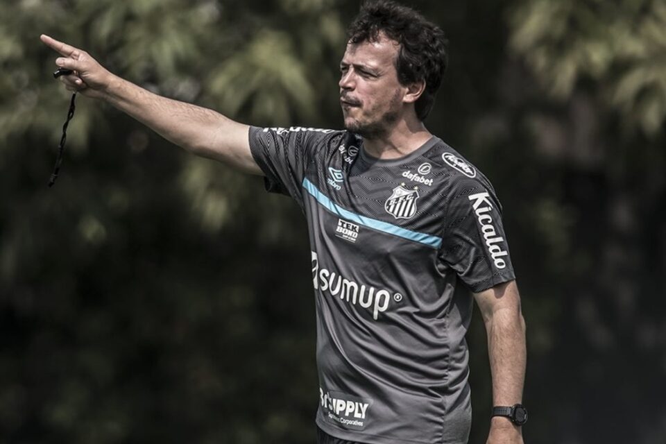 Técnico Fernando Diniz durante treinamento