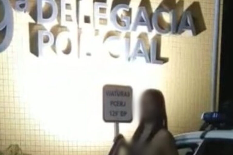 Mulher é fotografada nua em frente de viatura e policial é afastado