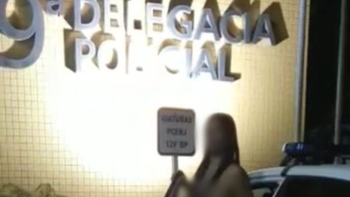 Mulher é fotografada nua em frente de viatura e policial é afastado
