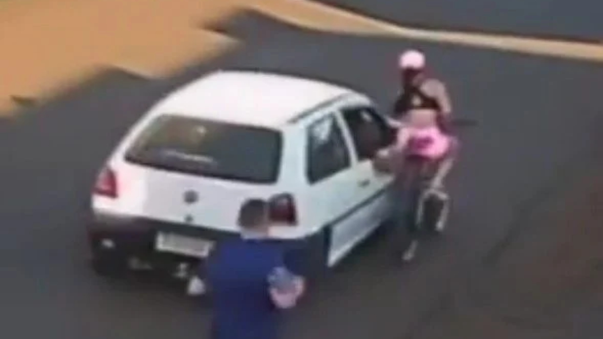 Passageiro de carro passa a mão em mulher e a derruba de bicicleta: veja vídeo