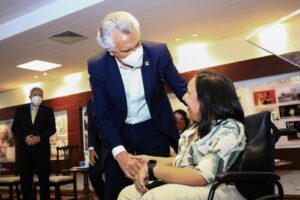 Caiado sanciona lei que reajusta salário dos servidores da educação e cria auxílio-aprimoramento (Foto: Governo do Estado)