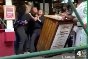 Imagens mostram a briga generalizada na entrada do local. Funcionária pede comprovante de vacina e é atacada em restaurante: vídeo