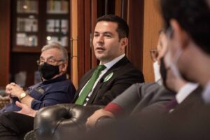 Advogados na OAB-GO - Pré-candidado à presidência da OAB-GO, Rafael Lara, quer pacto para redução das custas judiciais em Goiás. Taxa de Goiás é a 5ª mais alta