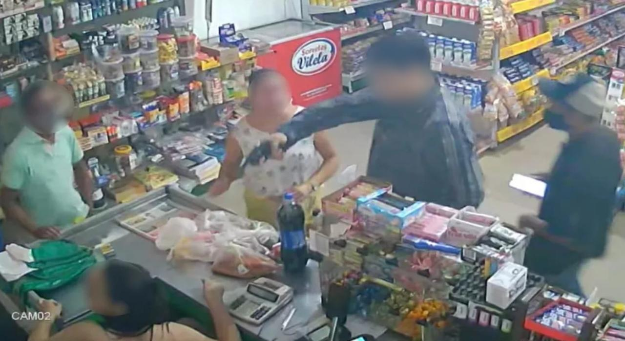 Cliente leva tira na orelha durante assalto em um supermercado de Goianira (Foto: Reprodução/TV Anhanguera)