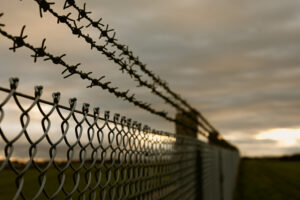 Idosa de 96 anos acusada de cumplicidade com nazismo foge em dia de julgamento