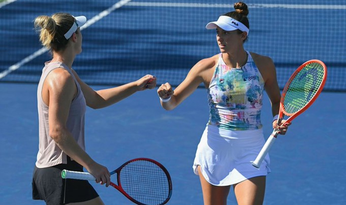 Luisa Stefani (frente) durante partida de tênis ao lado da canadense Gaby Dabrowski. Foto: Divulgação - Twitter