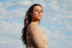 "A vida é uma realização todos os dias", diz atriz. Paolla Oliveira celebra os 40 anos com foto só de camiseta; veja