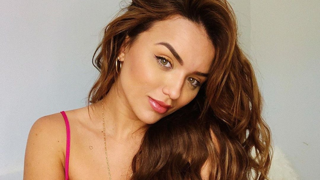 Ex-BBB usou da ironia para rebater as críticas que recebe por sua aparência. Rafa Kalimann comenta sobre ser chamada de 'cabeçuda'