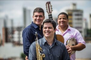 Em formato híbrido, o grupo Brasil in Trio faz show no Terça no Teatro