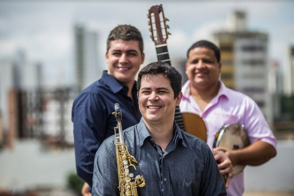 Em formato híbrido, o grupo Brasil in Trio faz show no Terça no Teatro