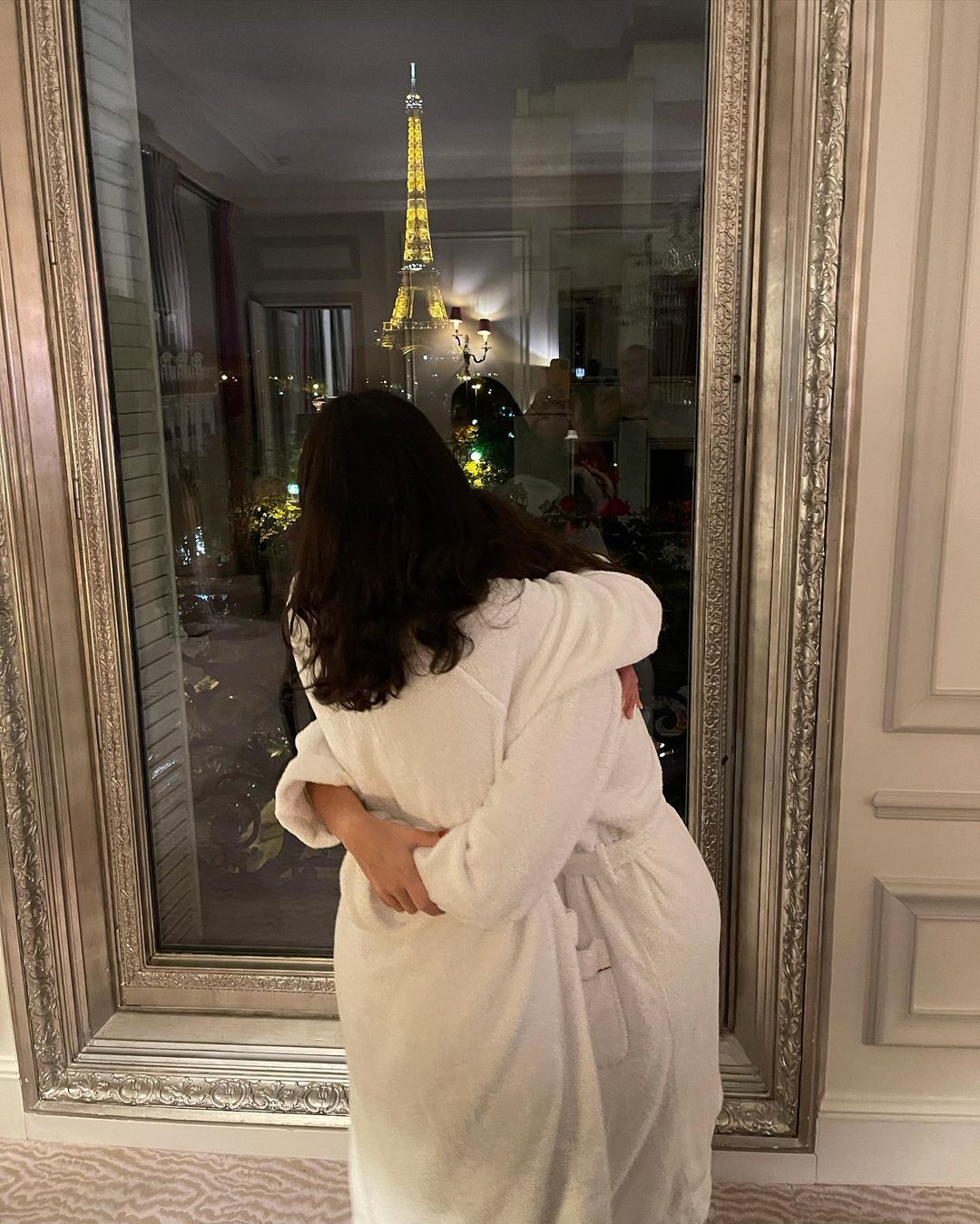 Atriz celebrou aniversário da irmã em Paris. Bruna Marquezine se hospeda em hotel com diárias de R$ 40 mil: fotos
