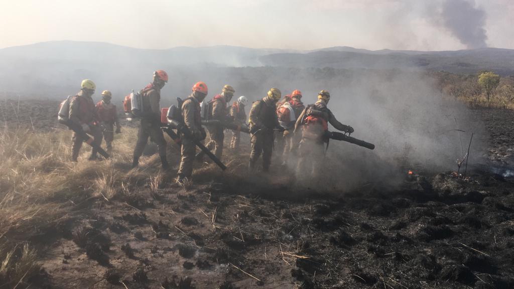 A região da Chapada dos Veadeiros registrou dois novos focos de incêndio criminoso, na manhã deste domingo (19). Chamas já foram controladas. (Foto: Corpo de Bombeiros)