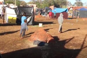 Moradores de ocupação no Estrela Dalva recebem a vacina contra a Covid na manhã desta sexta (10). Ao todo, 300 pessoas devem ser imunizadas. (Foto: reprodução/Youtube/ JM)