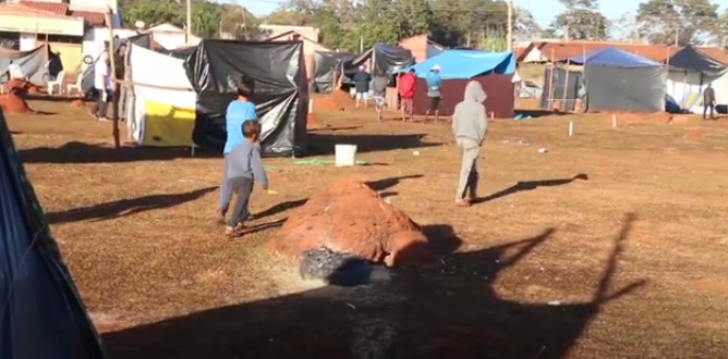 Moradores de ocupação no Estrela Dalva recebem a vacina contra a Covid na manhã desta sexta (10). Ao todo, 300 pessoas devem ser imunizadas. (Foto: reprodução/Youtube/ JM)