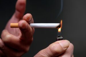 Morador fumante pode ser notificado se incomodar vizinhos: entenda