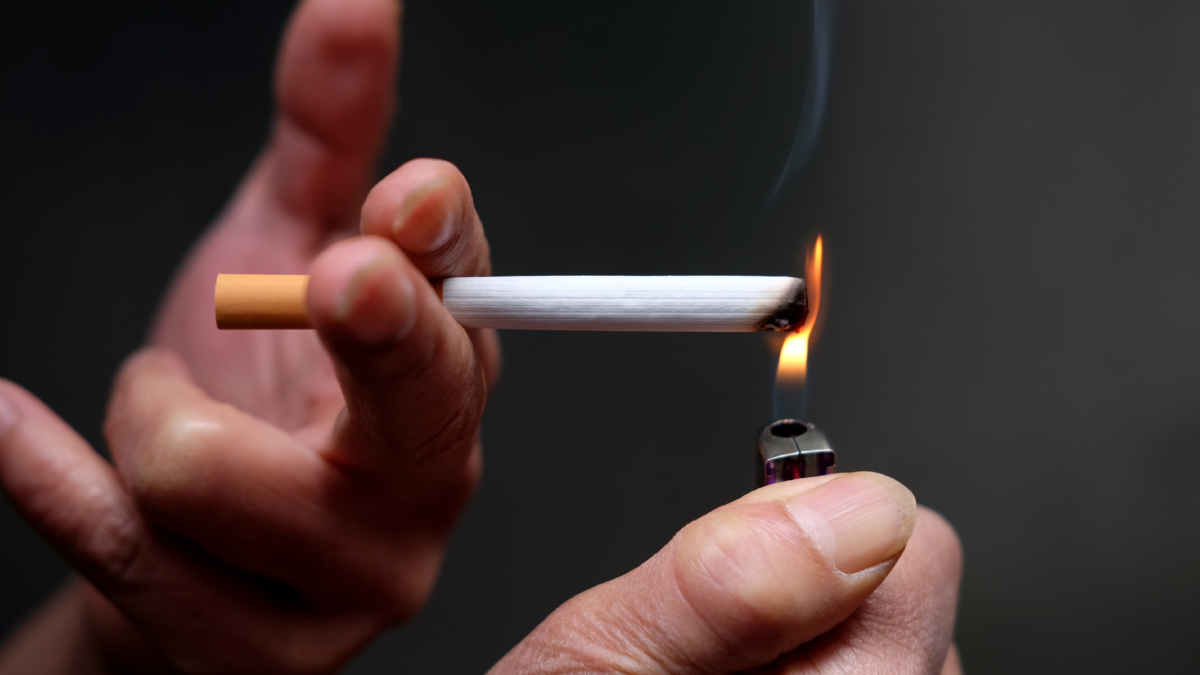 Morador fumante pode ser notificado se incomodar vizinhos: entenda (Foto ilustrativa: Reprodução - Feepik)