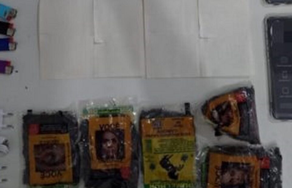 Funcionário terceirizado tenta entregar drogas para detentos, em Aparecida (Foto: Divulgação - Polícia Civil)