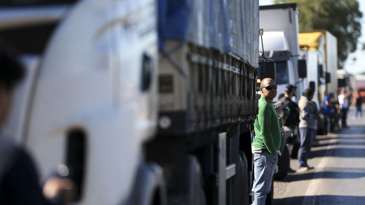 Senado aprova medida que afrouxa regras de pesagem de caminhões